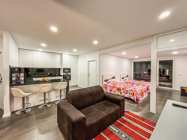 2 makuuhuonetta, silitysrauta/-lauta, Wi-Fi, vuodevaatteet