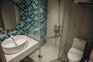 Shower, hair dryer, bidet, towels