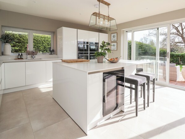 Lave-vaisselle, batterie de cuisine, vaisselle et ustensiles