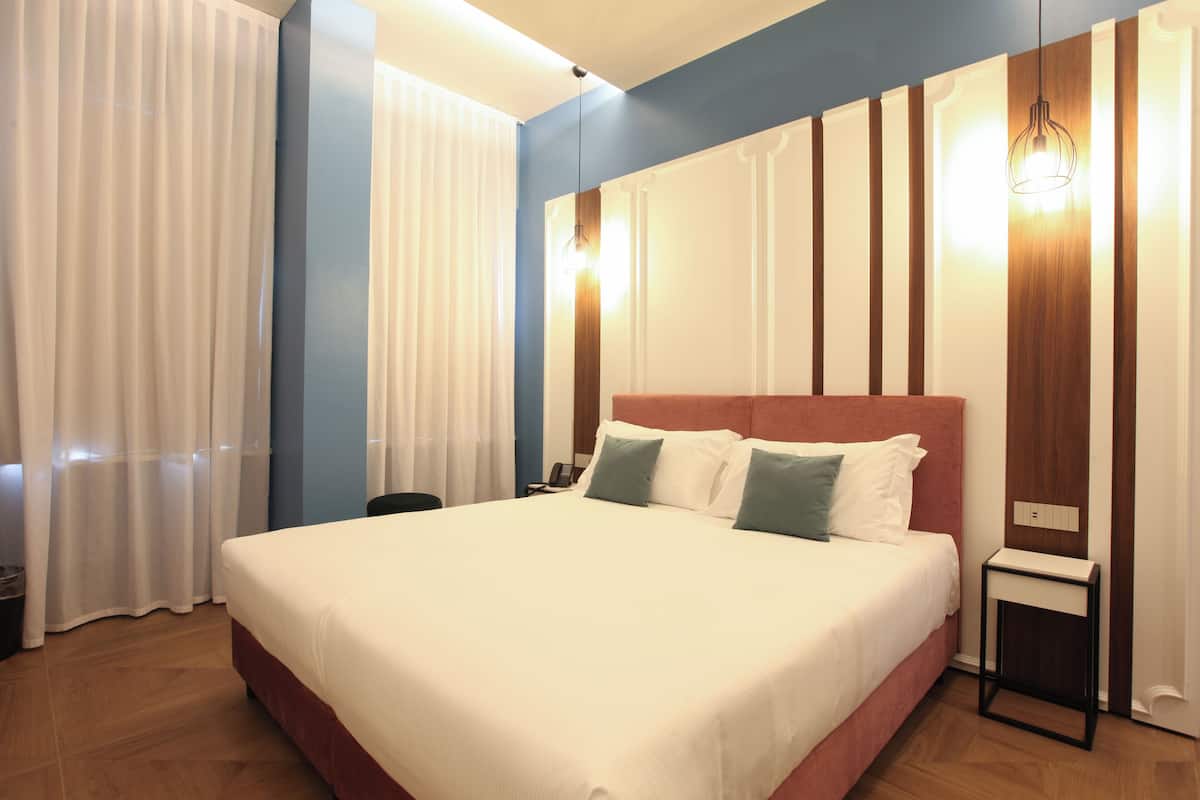 Junior Double or Twin Room, City View | Peralatan tempat tidur premium, gebar bulu kapas, peti besi dalam bilik