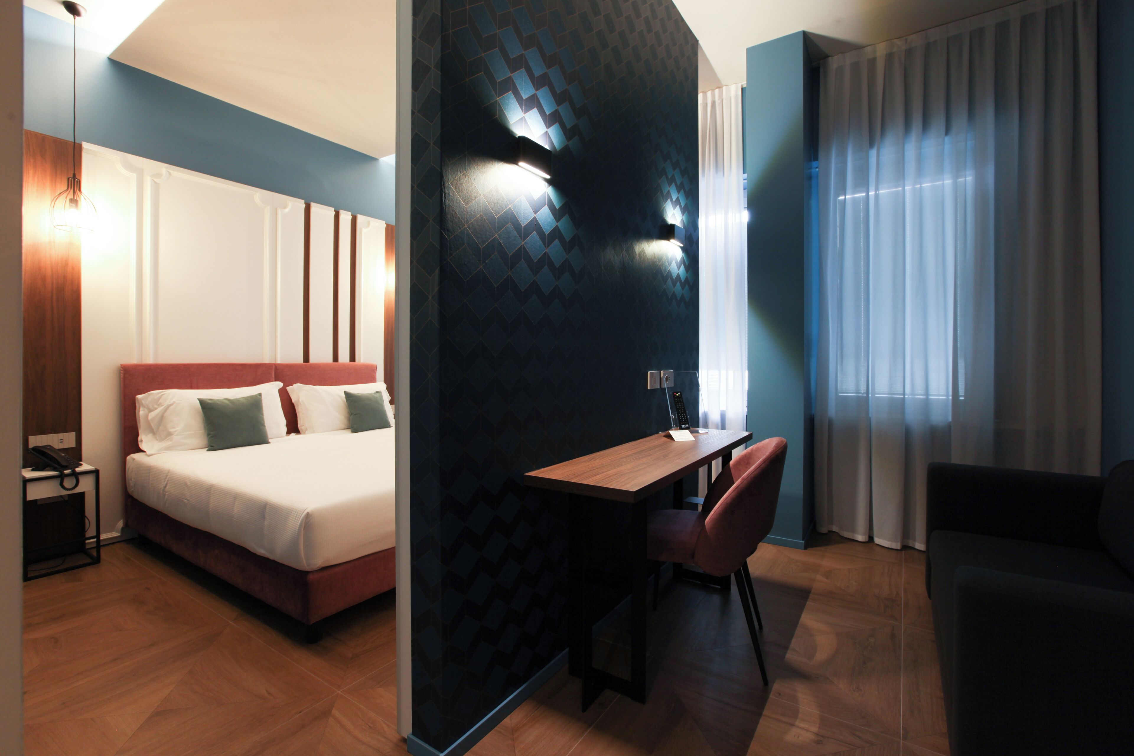 Junior-Doppel- oder -Zweibettzimmer, Stadtblick | Hochwertige Bettwaren, Daunenbettdecken, Zimmersafe, Schreibtisch