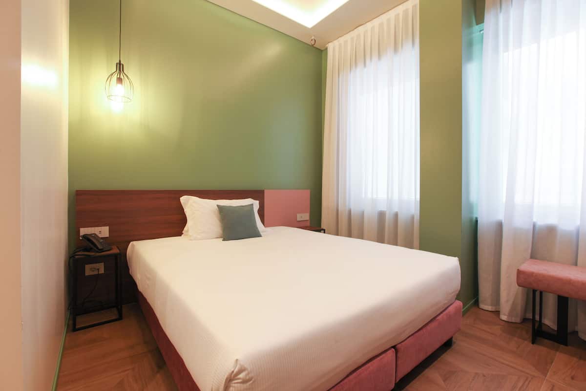 Deluxe Single Room | Peralatan tempat tidur premium, gebar bulu kapas, peti besi dalam bilik