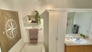 Bathroom - Downtown Quebec City 2Beds. Sleeps6, Rooftop Terrace, Wifi, BBQ, Kitchen,Laundry (Québec)