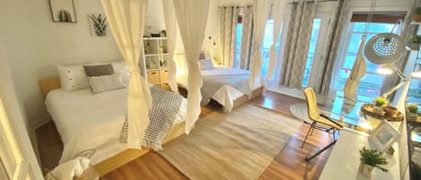 Tabla de planchar con plancha, wifi y ropa de cama