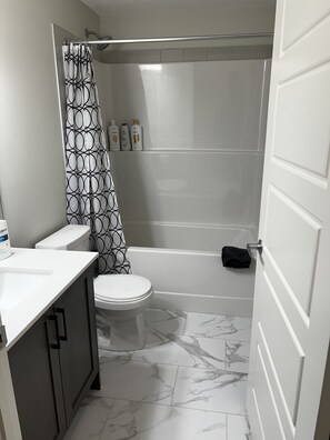 Haartrockner, Handtücher, Seife, Toilettenpapier