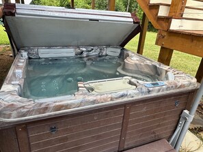 Outdoor spa tub - Lovely Farm Cabin Experience (Siler City)