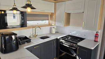 Cabane | Cuisine privée | Réfrigérateur, micro-ondes, four, plaque de cuisson