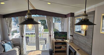 3 Bed-sleeps 8-free Parking-5 Min to Beach