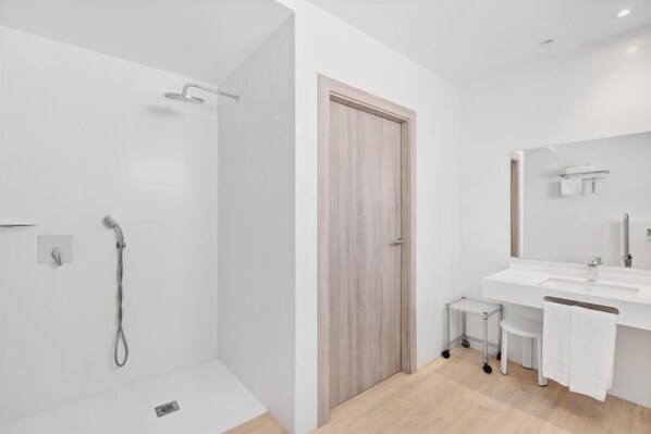 A modern bathroom with a shower, toilet, and sink. - THB Cala Lliteras - Adults Only (Llevant)
