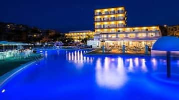 Un hôtel doté d’une piscine, de plusieurs étages et d’espaces extérieurs aménagés pour se détendre.