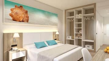 Habitación de hotel con una cama, mesitas de noche, una obra de arte grande, un armario y una estantería con objetos decorativos.