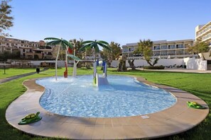 A swimming pool with a circular design, surrounded by a paved area and palm trees. - THB Cala Lliteras - Adults Only (Llevant)