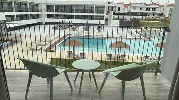 Brankas, meja kerja, tirai kedap cahaya, dan kedap suara