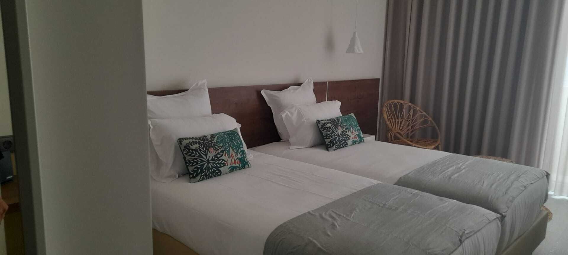 Habitación estándar con 2 camas individuales, balcón, planta baja | Caja de seguridad en la habitación, escritorio y cortinas blackout 