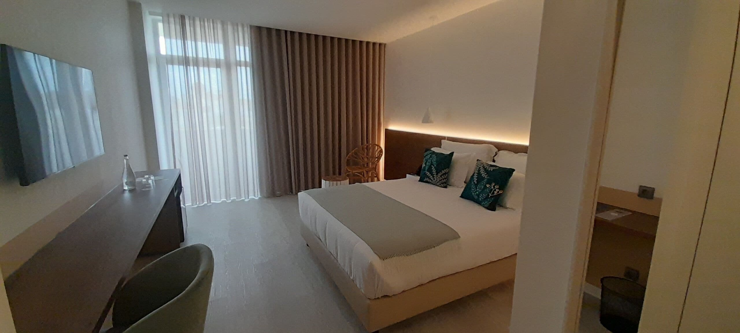 Caja de seguridad en la habitación, escritorio y cortinas blackout 