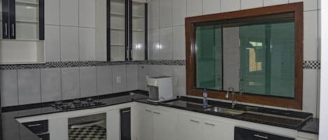 Frigorifero, microonde, forno, piano cottura