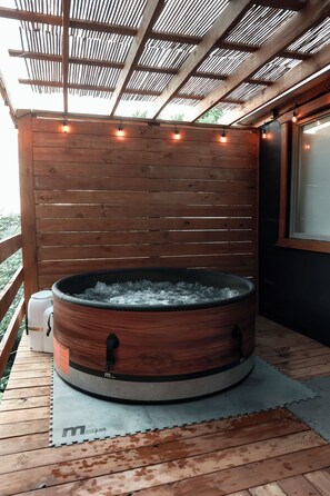 Bain à remous extérieur