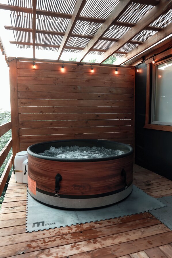 Outdoor spa tub
