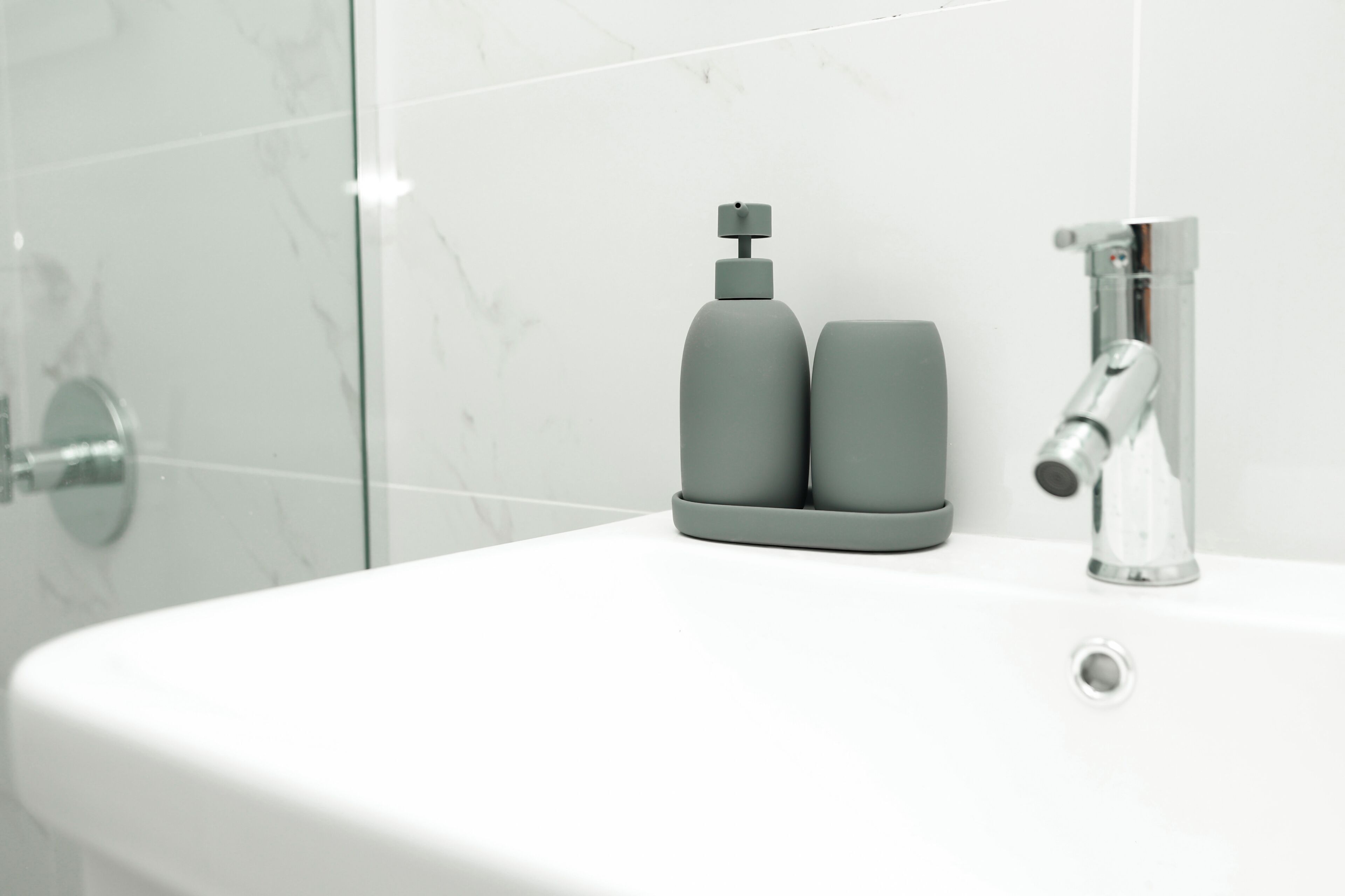 Secador de pelo, toallas, jabón y champú