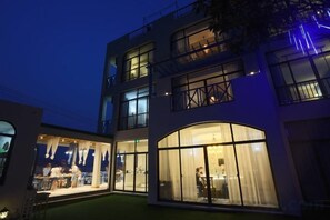A multi-story building with large windows and balconies. - Shengsi Blue Castle Scenic Apartment (Liujingtan) (Shengsi)