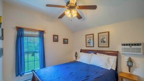 1 bedroom, WiFi, bed sheets - Bikers' Loft on the Creeper Trail (Damascus)