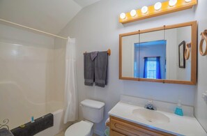 Regadera, secadora de cabello, toallas 