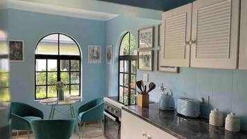 Réfrigérateur, four, lave-vaisselle, bouilloire électrique