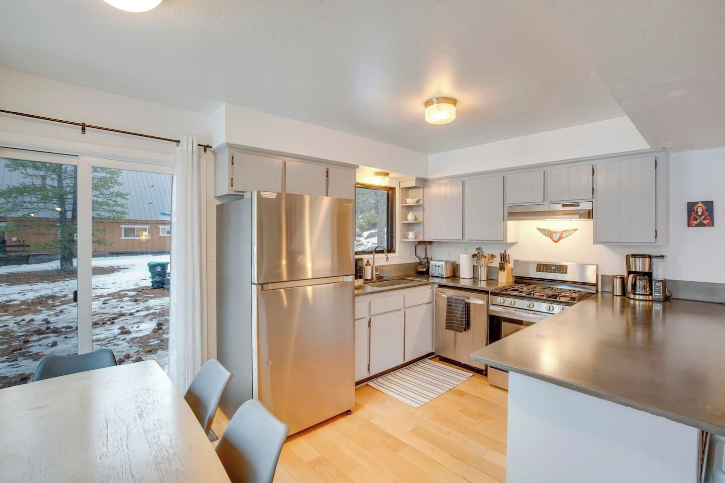 Geladeira, micro-ondas, fogão, cooktop