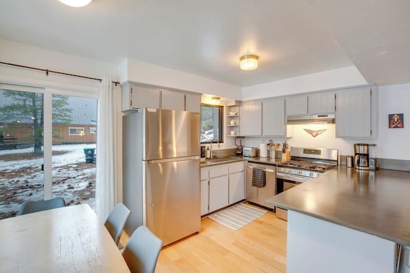 Kühlschrank, Mikrowelle, Ofen, Herdplatte