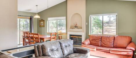 Smart-tv, een open haard, tafelvoetbal en boeken