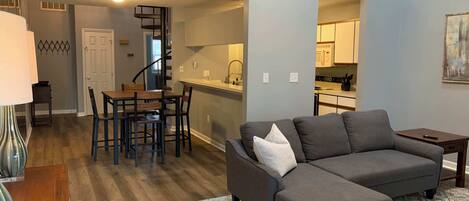 Een televisie, een open haard en een kantoor