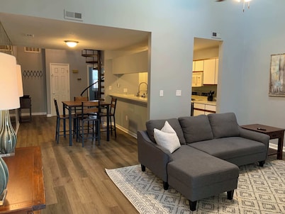 Bright Lofted Condo|Fenton|30 Nights