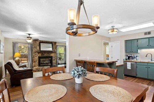 Pet Friendly Relaxing Retreat Walk to DT|King Bed