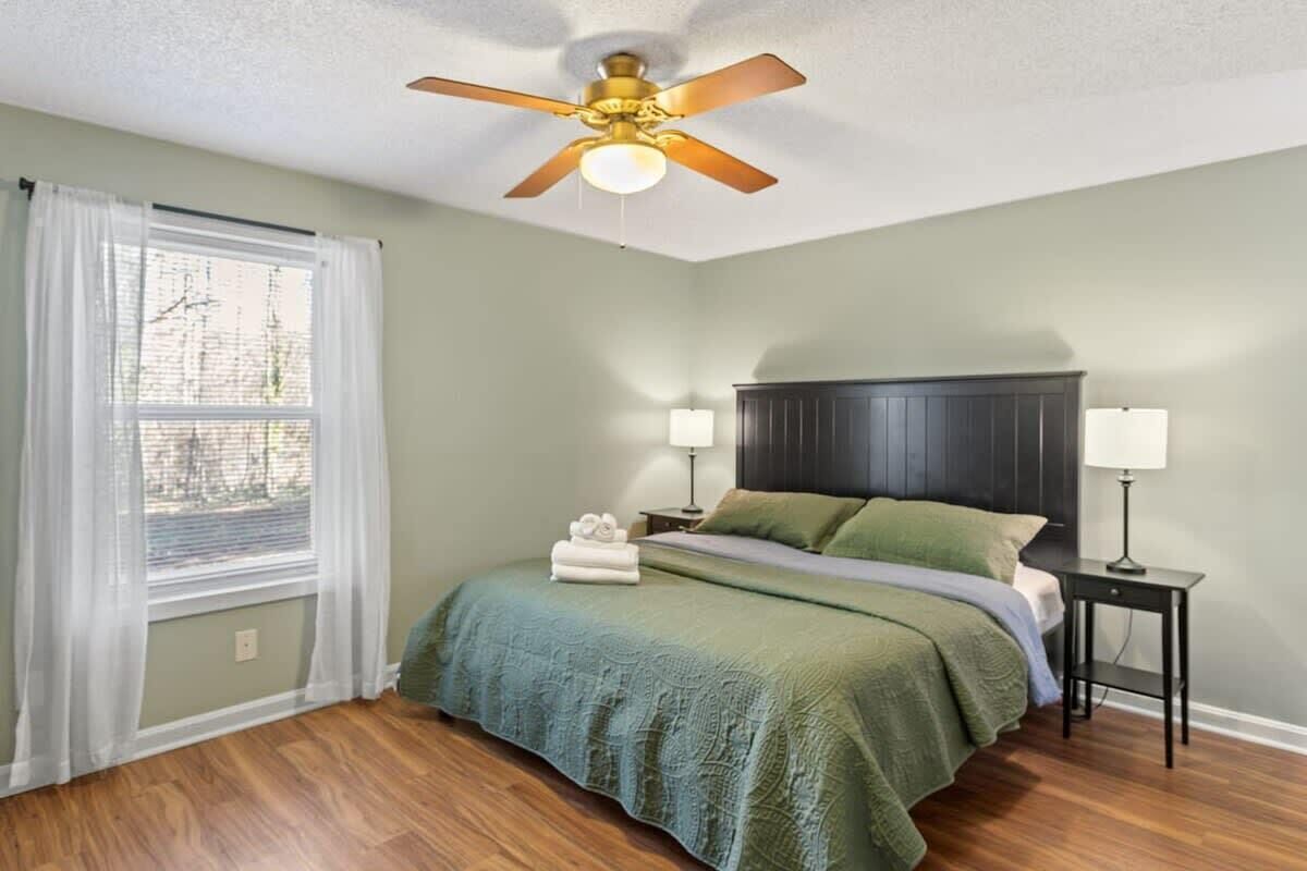 3 bedrooms, desk, travel cot, WiFi