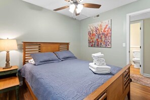 3 bedrooms, desk, travel cot, WiFi - Pet Friendly Relaxing Retreat Walk to DT|King Bed (Cary)