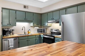 Fridge, microwave, oven, stovetop - Pet Friendly Relaxing Retreat Walk to DT|King Bed (Cary)