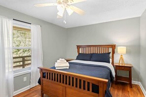 3 bedrooms, desk, travel cot, WiFi