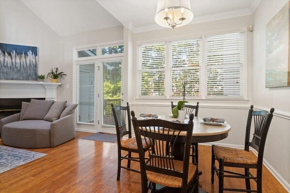 Dining - Dog Friendly|Pool|King Bed|EV Charger|Townhome (Cary)