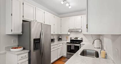 Dog Friendly|Pool|King Bed|EV Charger|Townhome