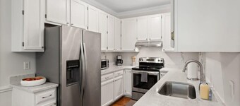 Dog Friendly|Pool|King Bed|EV Charger|Townhome