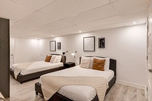 2 chambres, bureau, fer et planche à repasser, lit parapluie