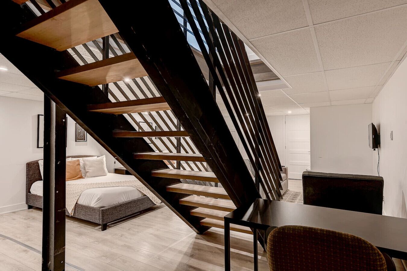 2 habitaciones, escritorio y tabla de planchar con plancha 