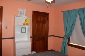 3 chambres, bureau, fer et planche à repasser, lit parapluie