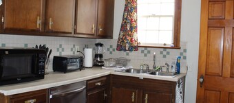 Charming Modern Retreat Near Downtown Jeffersonville & Bob Hedge Park