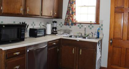 Charming Modern Retreat Near Downtown Jeffersonville & Bob Hedge Park