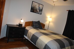 3 chambres, bureau, fer et planche à repasser, lit parapluie