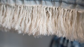 Een close-up van een textiel met franjes.