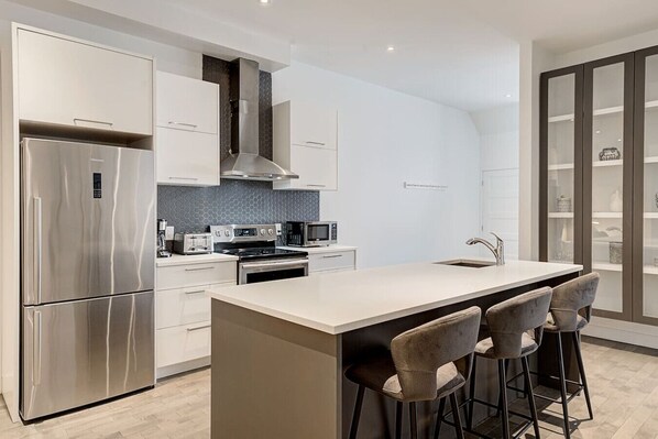 Fridge, microwave, oven, stovetop