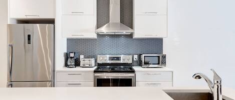 冷蔵庫、電子レンジ、オーブン、コンロ