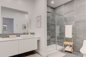 Hair dryer, towels - BRIGHT appartement Plateau Mont-Royal,Parking15$ (Montréal)